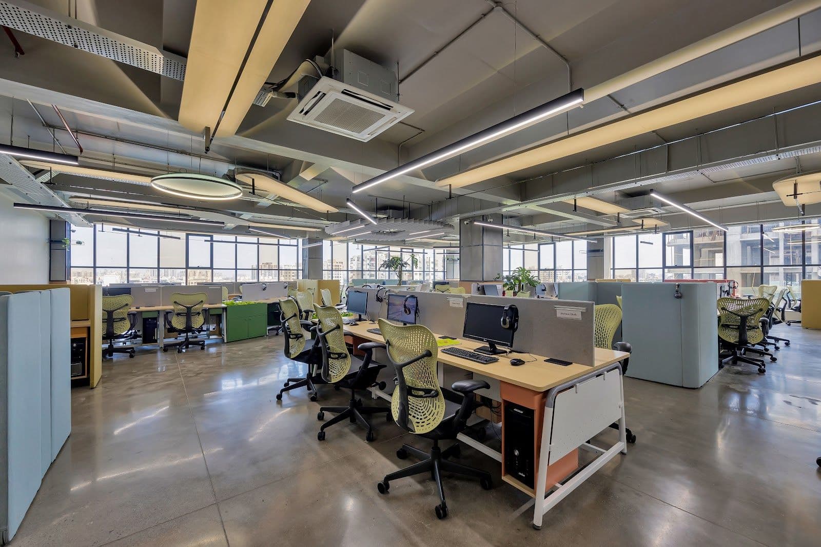 Open floor: bench desking with screens